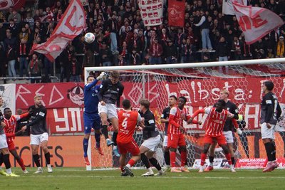 Versammlung vor dem FSV-Gehäuse von Lucas Heimann. Der Zwickauer Keeper behielt aber die Übersicht.