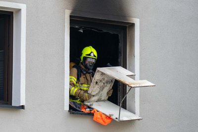 Die Feuerwehrleute mussten mit Atemschutz in die Brandwohnung, um die Flammen zu löschen und die Bewohner ins Freie zu bringen.
