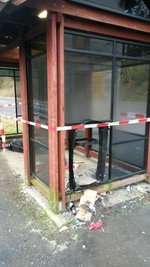 Vandalen haben den Unterstand des Bahn-Haltepunktes in Holzhau zerstört und damit unbrauchbar gemacht.