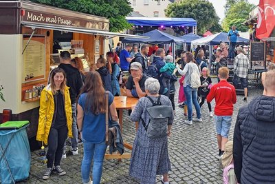 Munteres Treiben auf der Rudolf-Breitscheid-Straße in Flöha. Auch für das leibliche Wohl war gesorgt. 