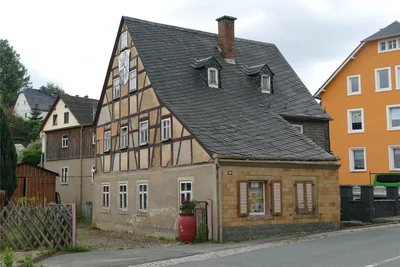 Das ehemalige Gelenauer Lebensmittelgeschäft an der Straße der Einheit in Gelenau heute. Das Gebäude ist über 200 Jahre alt.