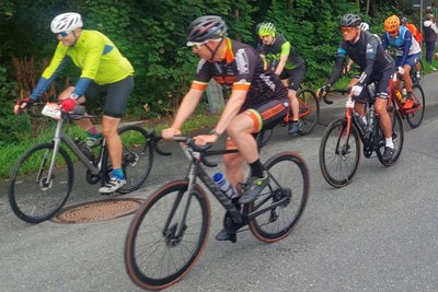 Kurz nach dem Start in Großfriesen: Insgesamt 56 Radler haben sich am Sonntag auf große Tour begeben.