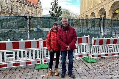 Max und Monika Fischer warfen am Samstag einen Blick auf den neuen Baum. "Er sieht verlassen aus", sagte Max Fischer.