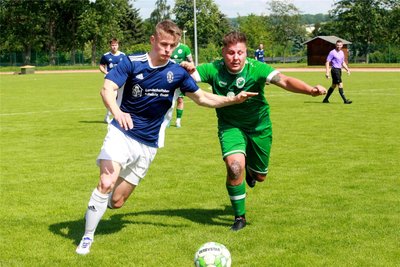 Der Mülsener Noah Schebitz (l.) gegen Vincent Bobach. Der Oelsnitzer brachte sein Team auf die Siegerstraße.