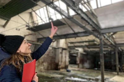Projektentwicklerin Ines Fontao Anfang 2024 im Bereich der alten Sheddächer des Kunststeinwerks. Die gusseisernen Träger blieben erhalten - und werden jetzt Blickfang im neuen Edeka.