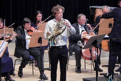 Damien Muller mit den Clara-Schumann-Philharmonikern Plauen-Zwickau im Hornfinale 2022. 