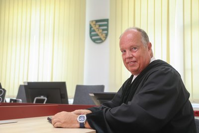 Als Präsident des Landgerichts ist Dominik Schulz für die Organisation der Abläufe verantwortlich. In seinem Büro verbringt er daher deutlich mehr Zeit als im Gerichtssaal.