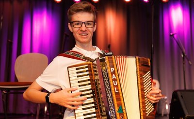 Paul Woboda hat schon zahlreiche Auftritte absolviert. Am liebsten singt der Annaberg-Buchholzer erzgebirgische Lieder, spielt dazu Akkordeon. Manchmal greift er auch zur Steirischen Harmonika. Sein großer Wunsch ist es, die Volksmusik später zum Beruf zu machen. 