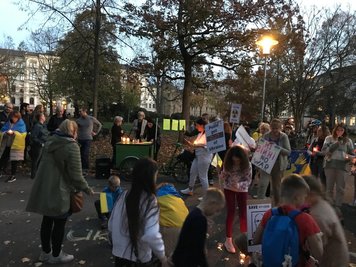 Etwa 100 Teilnehmer nehmen am Sonntagabend an einer Mahnwache auf dem Schillerplatz teil. 
