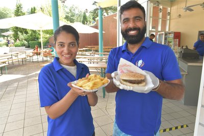 Niharika Kohli und Betreiber Naviot Sigh vom indischen Kitu-Bistro am Pennymarkt in Mulda betreuen seit diesem Jahr den Imbiss im Bad, einschließlich Eisverkauf.
