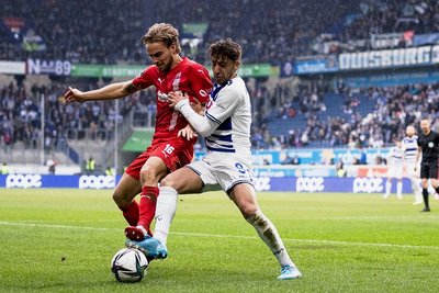 Zwickaus Nils Butzen (links) im Zweikampf mit dem Duisburger Alaa Bakir. 