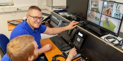 Im Leitstand der Simulation. René Breu und sein Team können von hier aus Übungsszenarien auslösen, aufzeichnen und auswerten. Die Anlage ist wie alle Einrichtungen und Fahrzeuge mit Audio- und Videotechnik ausgestattet.