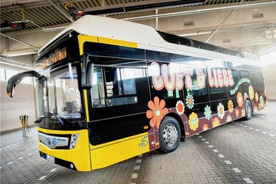 Ein Wasserstoffbus in Oldenburg. In Chemnitz sollen zwei solcher Busse ab 2025 unterwegs sein. 
