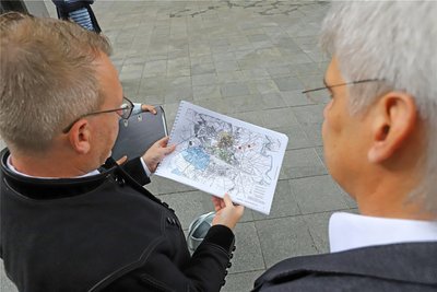 Sven Krüger (l.) zeigt Jörg Müller von Berneck die Planungen für die Landesgartenschau in Freiberg.
