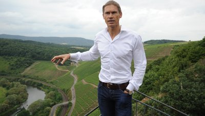 Einer der Protagonisten, die sich für die Anbauregion starkmachen, ist Roman Niewodniczanski. Ihm gehört das Weingut van Volxem. 