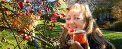 Katrin Dechant hat schon die ersten Wildpflanzen im Blick, die Teil des geplanten Wildpflanzenparks werden sollen - hier Hagebuttensträucher bei der Familien- und Erlebniswelt im Zentrum. Aus den Früchten, die sie sammelt, stellt sie Marmeladen, Brotaufstriche und anderes her. 