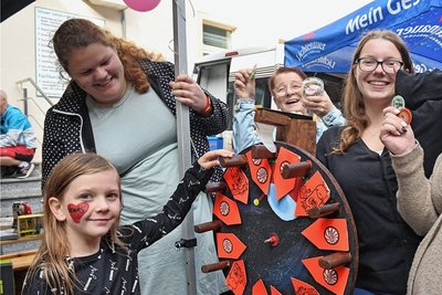 Auch das Jugendzentrum Ufo war dabei. Lauren versucht sich beim Glücksraddreh und wird von Celina, Maike, Sophia und Hanna angefeuert (v. re.).