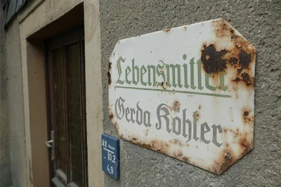 Am Eingang prangt noch immer das Schild des Gelenauer Lebensmittelgeschäfts.