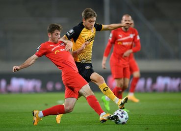 Zwickaus Leon Jensen, Torschütze zum 2:1 für den FSV (l.), im Zweikampf mit Dynamo Patrick Weihrauch.