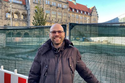 Stefan Lösch aus Nürnberg sagt, der Baum sei besser als nichts und gleichzeitig armselig.