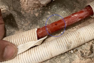 Diese Leckage in einem Heizungsrohr in der zweiten Etage wurde nach langer Suche gefunden.