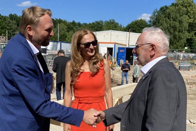 Auch der Investor aus Hamburg war zum Richtfest angereist. Bürgermeister Volker Bachmann (rechts) begrüßt Maurice Witt, Geschäftsführer von May & Co. - die Firma investiert seit 40 Jahren vor allem in Liegenschaften mit Charakter. Projektentwicklerin Ines Fontao hatte die Idee für die Mega-Investition an der Peripherie der Stadt.