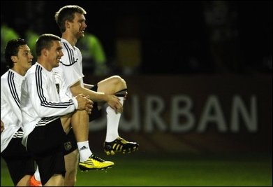 Fußball-Deutschland fiebert dem WM-Halbfinale gegen Spanien entgegen: Bundestrainer Joachim Löw muss heute den gelbgesperrten Thomas Müller ersetzen. Ansonsten stehen ihm aber alle Akteure zur Verfügung.