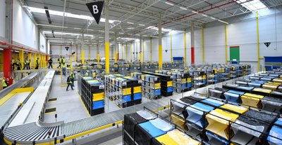 Onlineriese Amazon bereitet den Start des neuen Standorts Hof vor. Derzeit werden erste Kräfte im Verteilzentrum Gera angelernt. Der Standort in Thüringen (im Foto) ging bereits 2019 an den Start. 