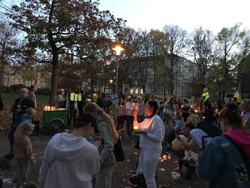 Etwa 100 Teilnehmer nehmen am Sonntagabend an einer Mahnwache auf dem Schillerplatz teil. 