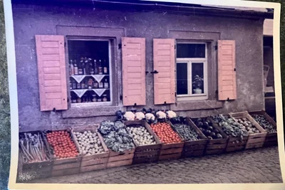 Volle Gemüsekisten vor dem Lebensmittelgeschäft Köhler in Gelenau. (Repro)