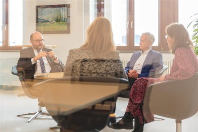 Kultusminister Christian Piwarz (CDU/links) neben Ministeriumssprecher Dirk Reelfs beim Treffen mit Umweltschulleiterin Kathrin Elias-Müglitz (vorn) und deren Stellvertreterin Esther Vogel (rechts).