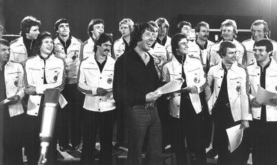 Als KI noch keine Rolle spielte, sangen die deutschen Fußballer wie hier 1978 mit Udo Jürgens noch selbst. (Archivbild) 