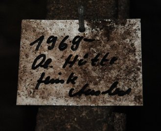 Notiz in einem Weinkeller: Hier lagert eine 1969er Riesling-Auslese der Lage Oberemmeler Hütte.
