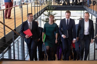 Schwarz-grün-rote Einheit: Ministerpräsident Michael Kretschmer (M.), SPD-Chef Martin Dulig (l.) sowie das Grünen-Duo Katja Meier und Wolfram Günther auf dem Weg zur Pressekonferenz, bei der sie den Koalitionsvertrag vorstellen. Im Schlepptau haben sie viele der übrigen Verhandler.