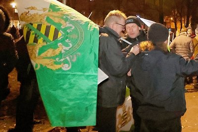 Zahlreich im Protestzug vertreten: die Fahnen der rechtsextremen "Freien Sachsen". 