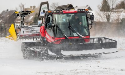 Der neue Pistenbully hat einen 6-Zylinder-Dieselmotor, der aus 6700 Kubikzentimetern Hubraum 253 PS Leistung entwickelt. 