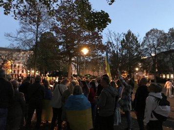 Etwa 100 Teilnehmer nehmen am Sonntagabend an einer Mahnwache auf dem Schillerplatz teil. 
