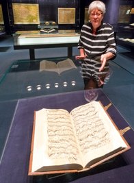 Katrin Nitzschke leitet das Buchmuseum, zu dem die Schatzkammer gehört.
