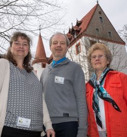 Gerlinde Bock, Manfred Drechsel und Grit Lommatzsch (von rechts) gehören zum Förderverein des Schlosses Schlettau. Seine Bewerbung für den Bürgerpreis Erzgebirge ist die erste in diesem Jahr.