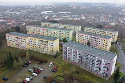 Der bereits sanierte Block (rechts vorn) bleibt stehen, die beiden daneben sind sogenannte Beobachtungsobjekte. Abgerissen werden die Häuser in der mittleren und in der hinteren Reihe. 