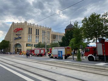 Die Feuerwehr rückte mit zahlreichen Fahrzeugen an. Vor dem Gebäude sammelten sich viele Menschen, die zuvor das Haus verlassen mussten.