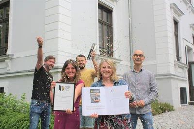 Axel Neumann, Katrin Lang, Oliver Reichert, Katina Scholz und Dirk Hanus (von links) feiern die Anerkennung ihrer Arbeit bei Zebra. 