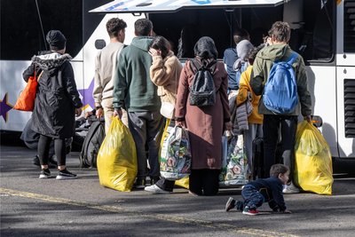 Die Ankunft von Geflüchteten wie hier in Hessen stellt Kommunen in ganz Deutschland zunehmend vor Probleme. Auf das Ergebnis der Bund-Länder-Verhandlungen reagieren sie zurückhaltend.