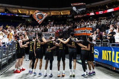6. Juni 2024: Die Fans der Niners feiern ihre Mannschaft nach der Niederlage in Spiel fünf des Playoff-Halbfinales bei Alba Berlin für eine grandiose Saison.