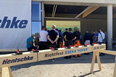Blick in den künftigen Eingang des Edeka-Marktes, vorn rechts wird die Leergut-Annahme installiert - die Rückgabe von Dosen und Plastikflaschen wird dank modernster Technik in Sekunden erledigt sein.