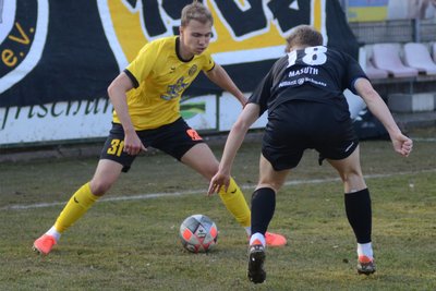 Im Trikot des VfB Auerbach kam Luis Werrmann (links) zu zehn Einsätzen in der Oberliga-Rückrunde 2024/25.