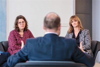 Erklärte, fragte, hörte Esther Vogel (links) und Kathrin Elias-Müglitz (rechts) zu: Kultusminister Christian Piwarz.