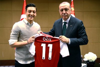 Dieses Foto sorgte 2018 für Wirbel: Özil neben Türkei-Präsident Recep Tayyip Erdogan.