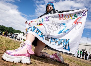Ausgefallene Hüte und Outfits sind für viele Musikfans ein Muss. 
