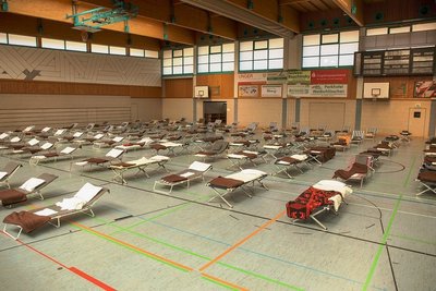 Die Silberlandhalle dient als Notunterkunft. Kommen sehr viele auf einmal, können sie hier kurzzeitig versorgt werden. 